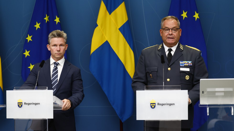 Försvarsminister Pål Jonson (M) och chefen för försvarsstaben, generallöjtnant Michael Claesson.