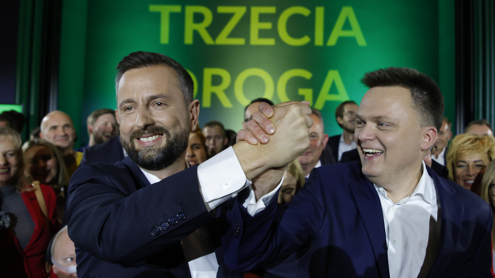Wladyslaw Kosiniak-Kamysz och Szymon Holownia, ledare för den politiska rörelsen Tredje vägen, firar den troliga valframgången.