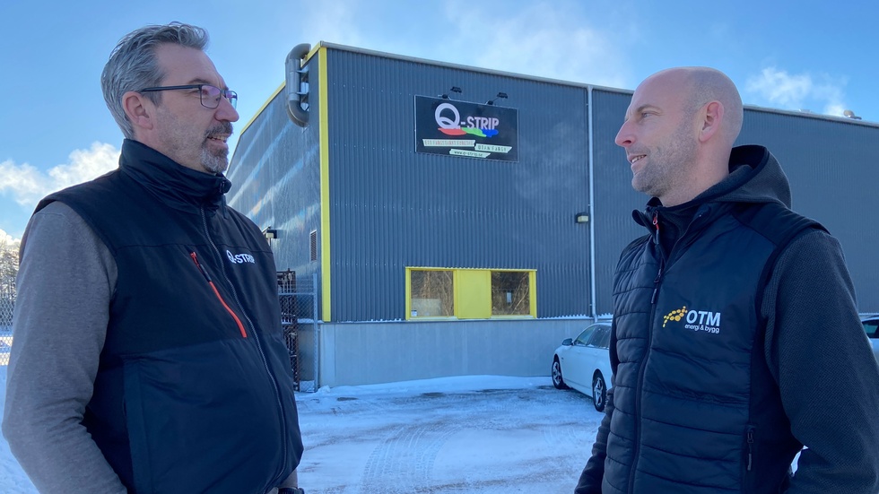 Peter Lundqvist, till vänster, är vd på Q-Strip som har haft ett lyckat år. Bland annat har företaget tecknat ett nytt avtal med Scania och installerat en solcellsanläggning. Här pratar Lundqvist med Johan Carlsson på OTM Energi.