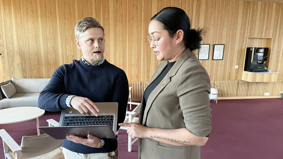 André Gustavsson and Maria Nyström discussing electricity prices. There are many factors that contribute to the final price.
