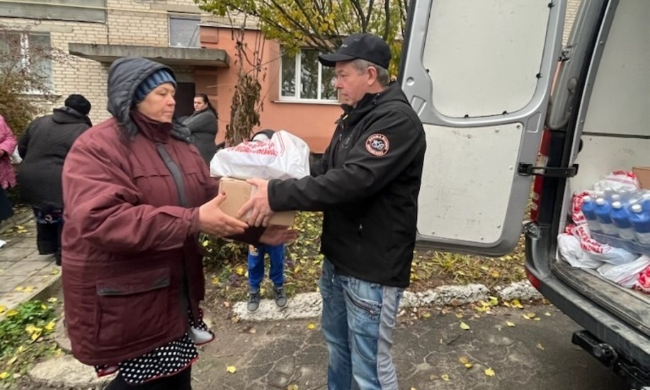 Kenny Fransson har åkt runt i östra Ukraina och delat ut mat till behövande familjer. Som närmast var han fem kilometer från den ryska gränsen.