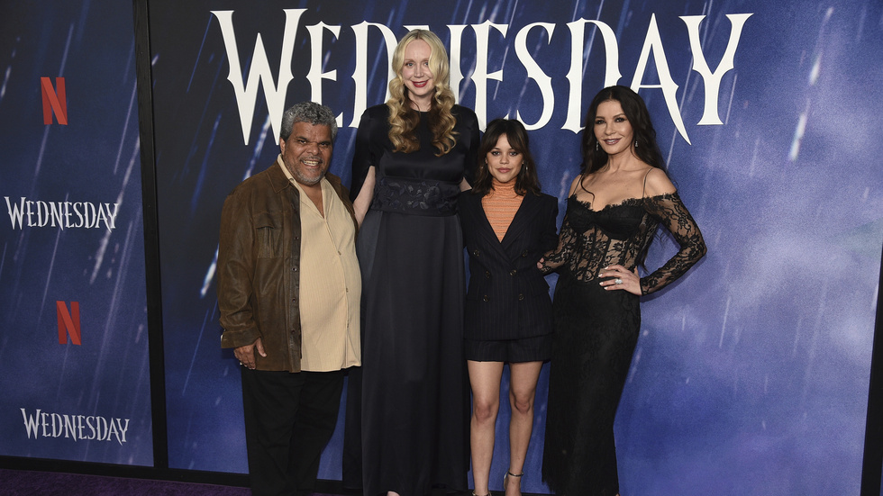 TV-serien "Wednesday med bland annat Jenna Ortega (tvåa från höger) är en av Netflixs stora framgångar den senaste tiden. Arkivbild.