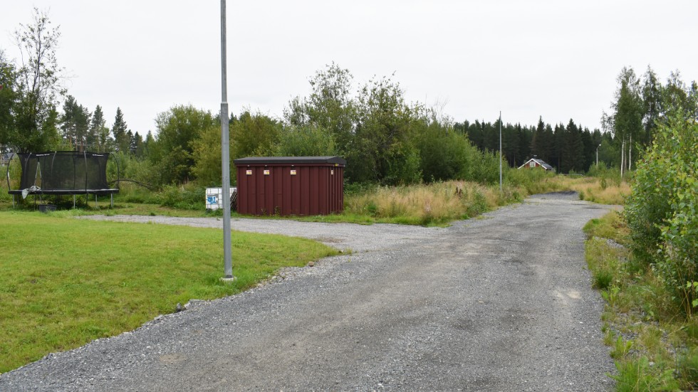 This is where Dammängesgatan was supposed to be extended, and a new loop with plots created. The new houses were to be situated in the undergrowth in the background.