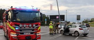 Personbil körde in i lyktstolpe – på parkering i Uppsala
