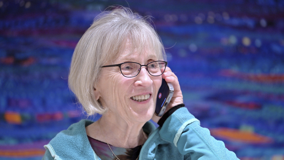 Claudia Goldin talar i telefon med en reporter i sitt hem efter att hon fått reda på att hon tilldelas 2023 års Ekonomipris till Alfred Nobels minne.