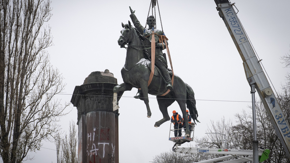 I Kiev har statyn av Mykola Shchors – en av Röda arméns befälhavare – plockats bort från en av stadens boulevarder.