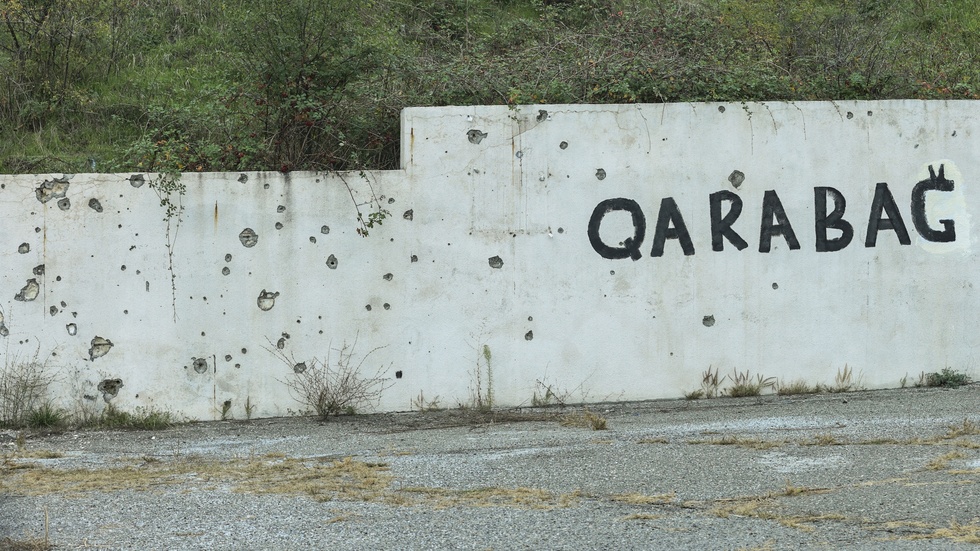 En betongmur i Azerbajdzjan pepprad med kulor efter blixtoffensiven i september. Arkivbild.