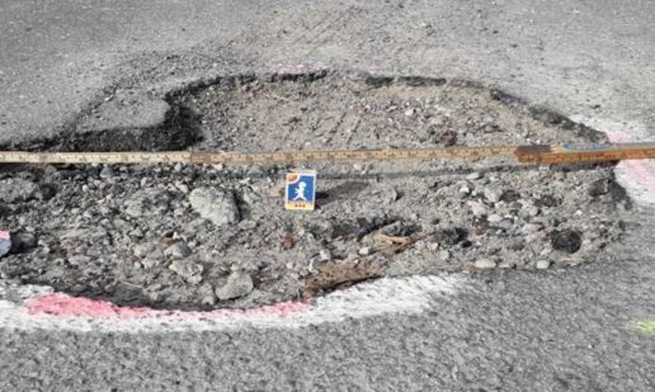 Hålet är cirka 11 centimeter djupt i den branta backen på Hällavägen, skriver en boende.