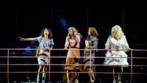 Fullsatt på stadsteatern – följ med UNT på premiären av "9 to 5"
