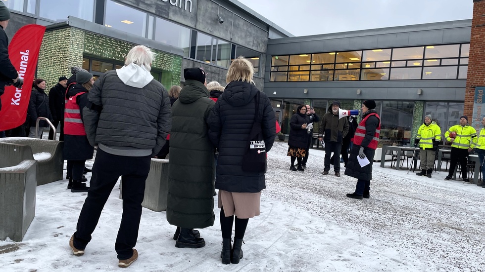 Kommunal protesterar mot storvarslet i Region Sörmland, utanför Sörmlands Museum där regionfullmäktige hade budgetmöte. Flera oppositionspolitiker passade på att möta demonstranterna i kylan, bland andra Monica Johansson (S) och Lotta Back (V).