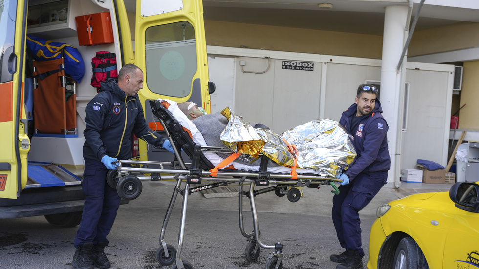 Sjukvårdspersonal lyfter in en överlevare i ambulans.