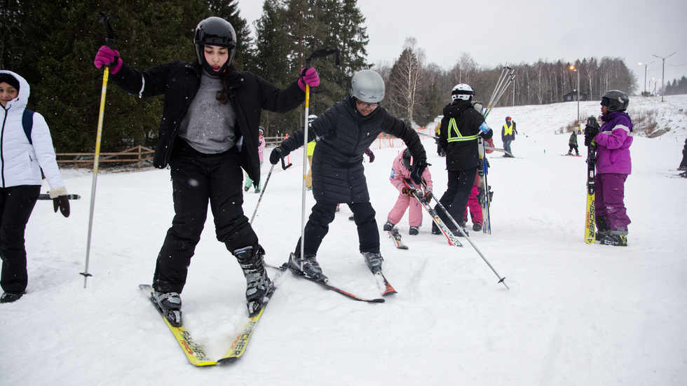 Strax innan det var dags för lunch hade Nora Medromi och Hodon Umal börjat få in tekniken på att ploga med skidorna.