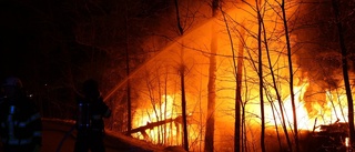 Ladugård totalförstördes i branden: "Vaknade av brandbilarna"