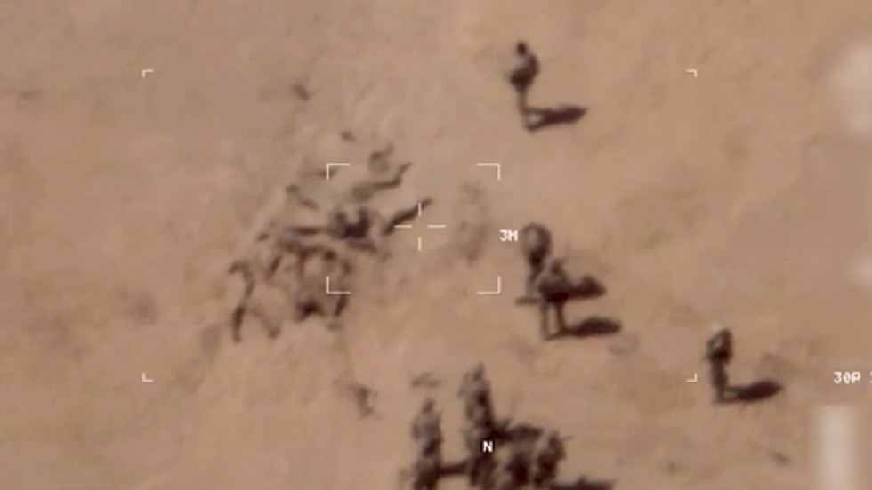 Wagnersoldater gräver en massgrav för döda kroppar vid en militärbas i norra Mali, enligt den franska militären som lät distribuera detta foto i april 2022. Arkivbild.