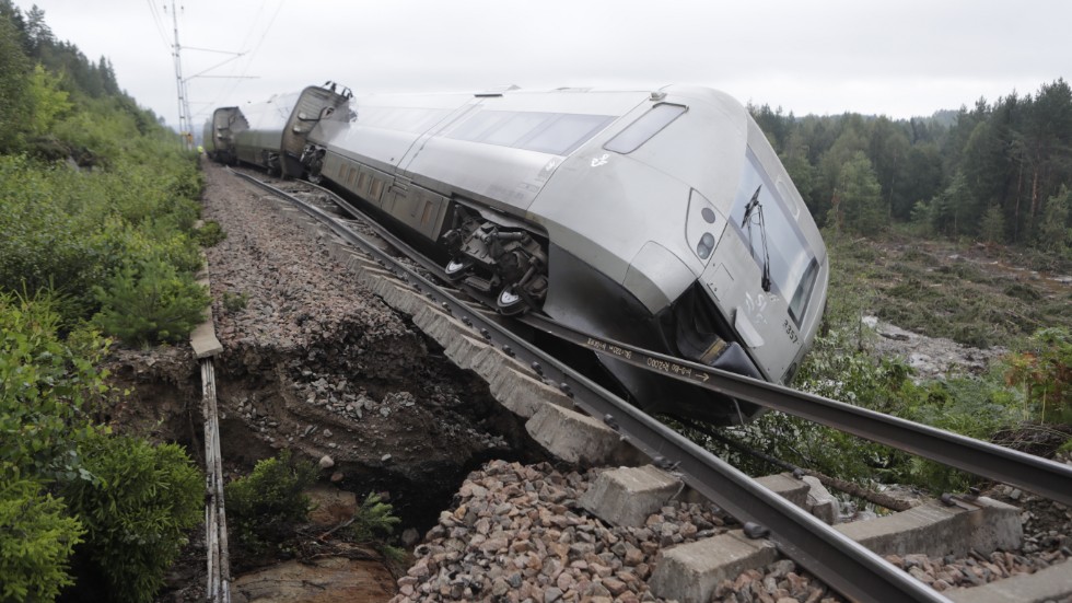 Ett SJ-tåg med 120 passagerare spårade ur mellan Iggesund och Hudiksvall.