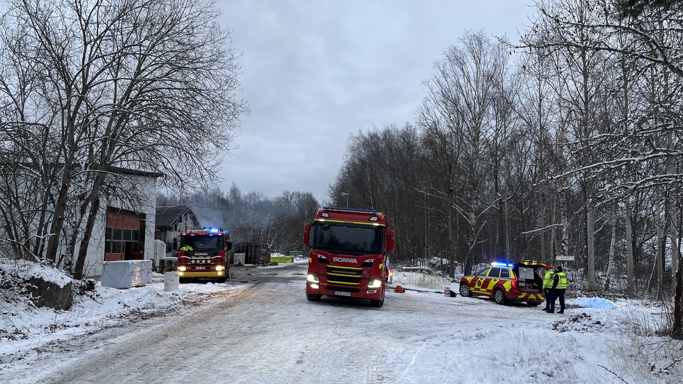 Branden på träindustrin på Kolgårdsvägen var fullt utvecklad när räddningstjänsten anlände.