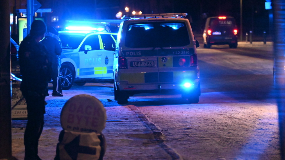 Ett vittne tros ha mött mördaren på Stockholmsvägen i slutet av november och kan bli central i utredningen – men är just nu okänd för polisen.