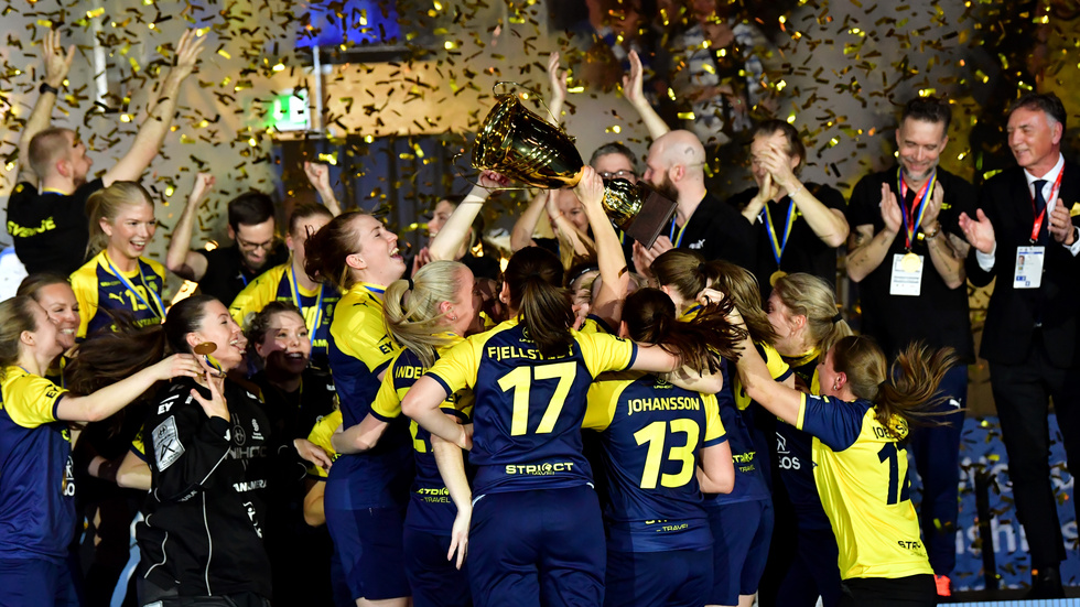 Svenska damlandslaget i innebandy firar VM-guldet i Uppsala 2021. Arkivbild.