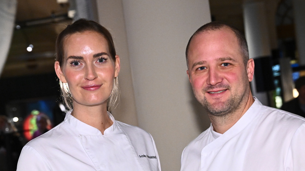Nobelstiftelsen presenterar Jacob Holmström och Annie Hesselstad som årets kock och konditor till Nobelbanketten i Stadshuset. Annie Hesselstad får uppdraget för andra gången i rad.