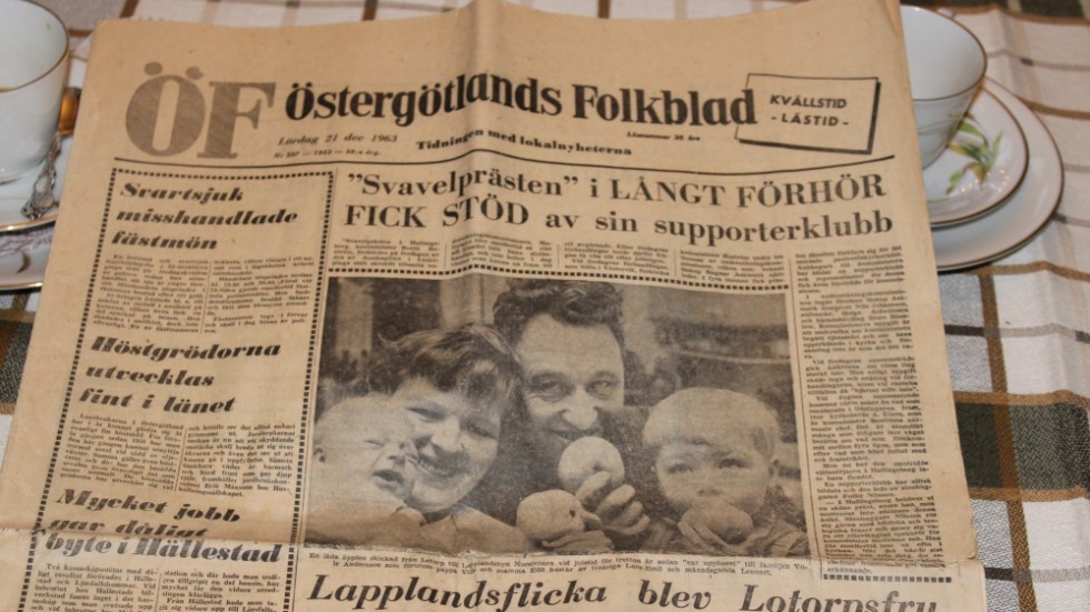 Folkbladets förstasida 21 december 1963. Fotograferad vid kaffebordet hemma hos Edit nästan 57 år senare. 