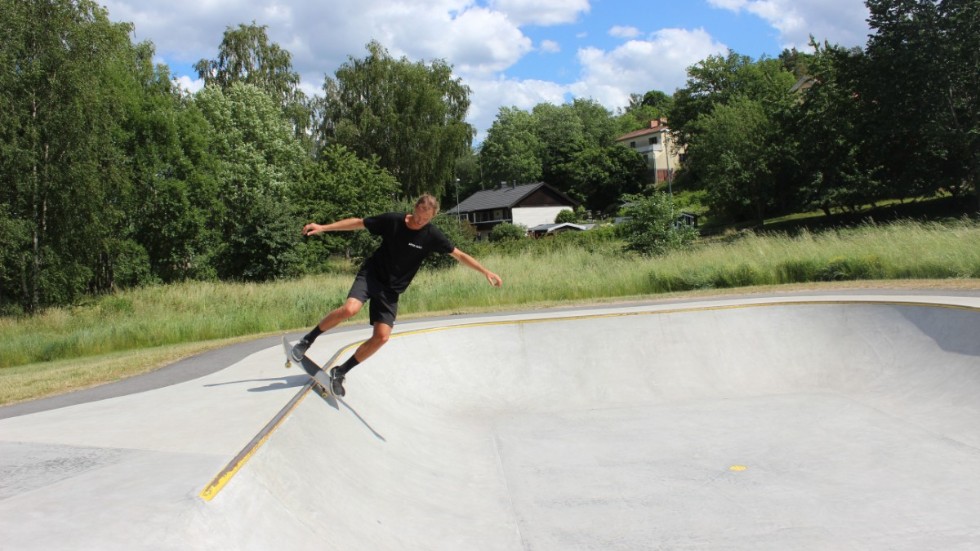 Erik Woxberg visar några trix på skateboarden. 