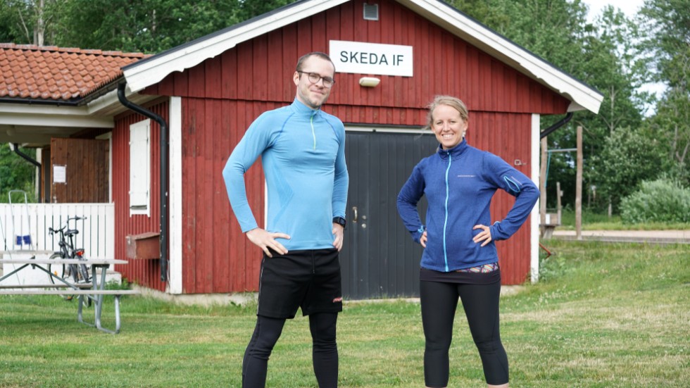 Vilhelm Jedåker och Angelica Stenhammar sitter med i styrelsen men är också flitiga deltagare på träningspassen i Skeda IF. 