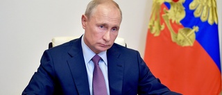 Putin hånar USA:s ambassads regnbågsflagga