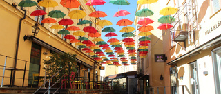 Färgglada paraplyer svävar över Knäppingsborg