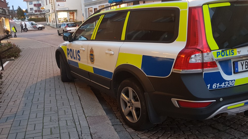Polisen jagar de flyende rånarna i Vimmerby.