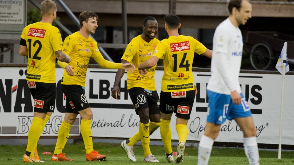 Mjällbys Moses Ogbu (mitten) jublar med lagkamraterna efter sitt 1-0-mål mot IFK Norrköping