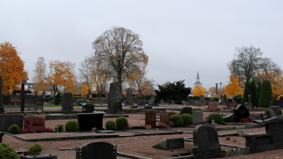 Under All Helgona helgen lyses kyrkogården upp av många gravljus. 
