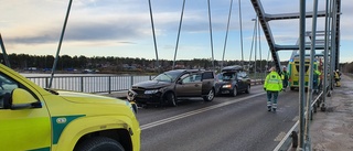 Två bilar i kollision på Bergnäsbron - en person skadad
