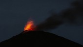 Vulkan i Guatemala sprutar lava