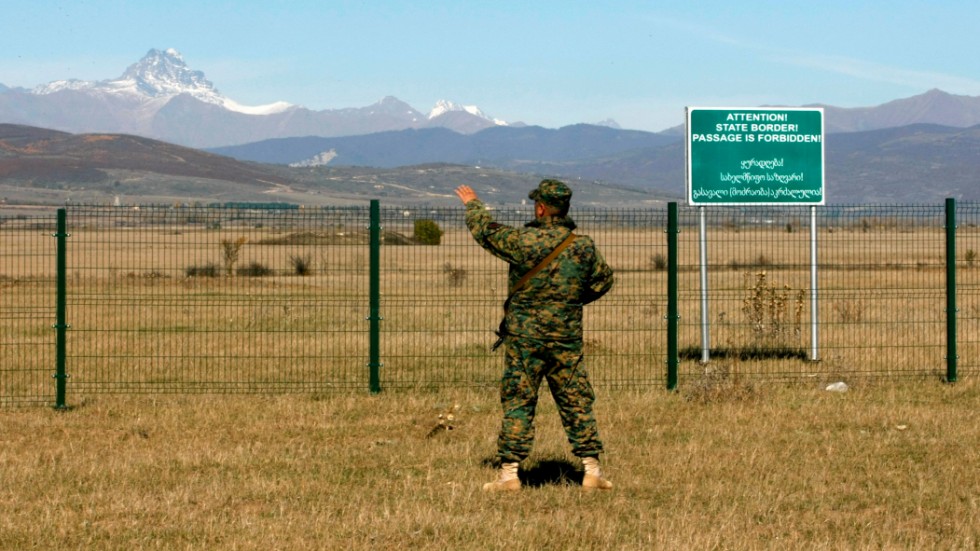 Staketet som ryska styrkor satt upp markerar enligt skylten "riksgränsen" till utbrytarrepubliken Sydossetien. Merparten av det internationella samfundet menar i stället att Ryssland gör sig skyldigt till illegal ockupation av georgiskt territorium. Arkivbild.