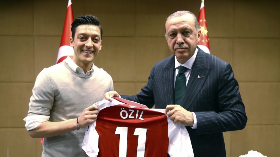 Den omtalade bilden på Mesut Özil och Turkiets president Recep Tayyip Erdoğan. Arkivbild.