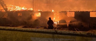 Stor brand i ladugård – fyra personer till sjukhus