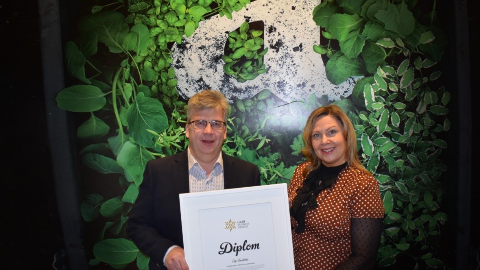 Coop Norrbotten tilldelas Årets hållbarhetspris 2020. På bilden: Peter Fjällborg, vd, och Helene Ljungstedt, chef marknad, kommunikation och hållbarhet.