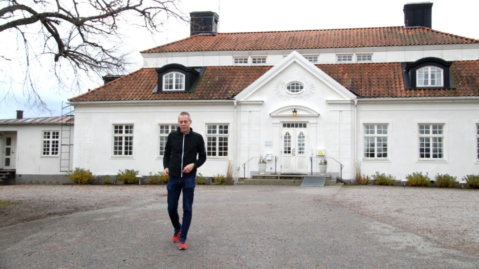 Liljeholmens folkhögskola i Rimforsa är ett internat. "Distansundervisning har aldrig känts logiskt", konstaterar rektorn Daniel Bjurhamn om pandemin.