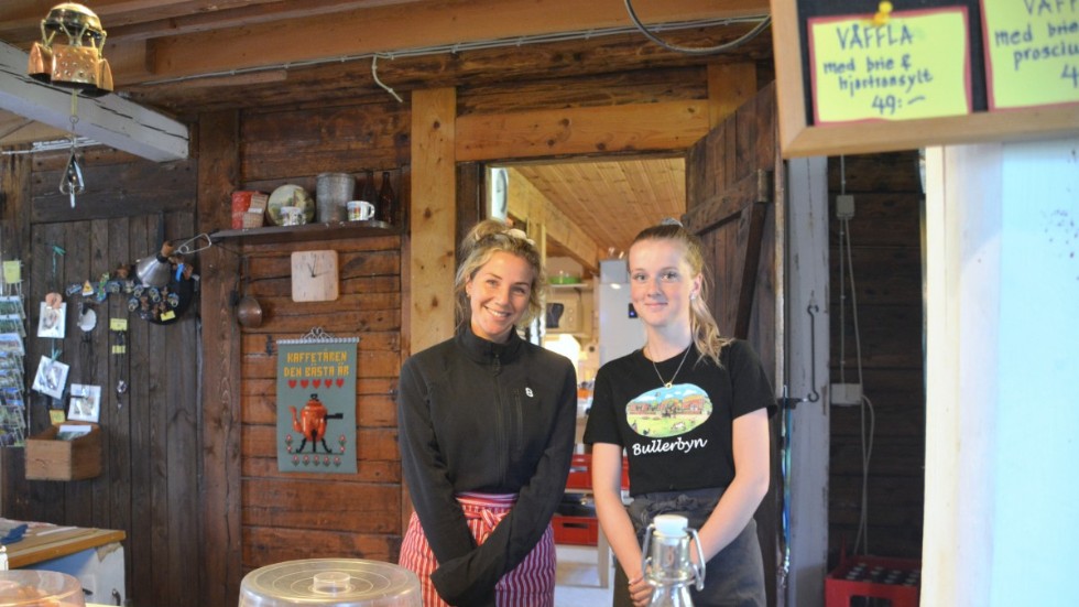 Emma Pettersson och Tilde Söderlindh jobbar i cafét. Båda två hoppas på många besökare i år när så mycket annat har stängt. 