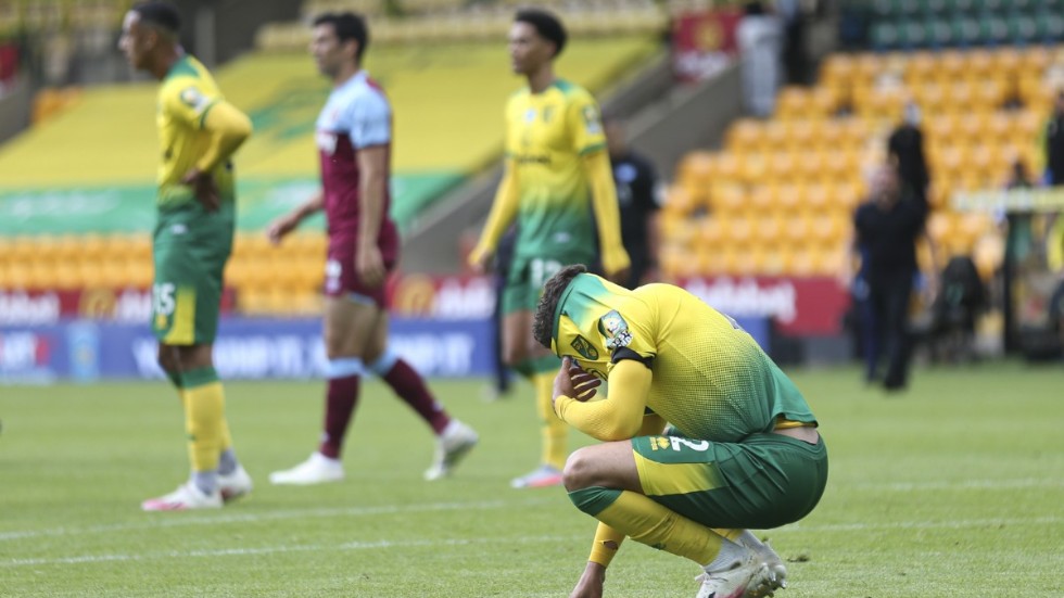 Norwichs Max Aarons deppar efter att West Ham vunnit med 4–0 och skjutit nykomlingen ur Premier League.