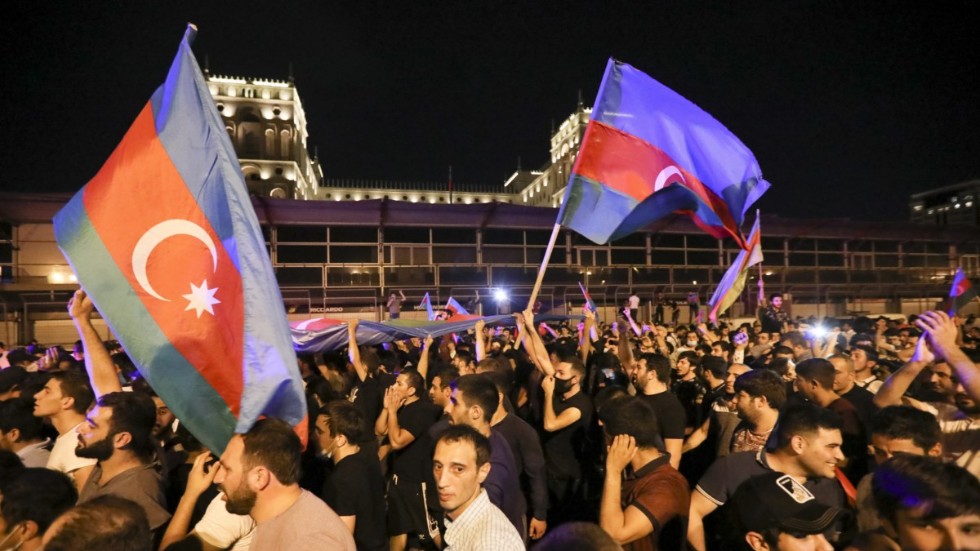 Människor demonstrerar i Azerbajdzjans huvudstad Baku för ökad mobilisering efter de nya striderna med Armenien.