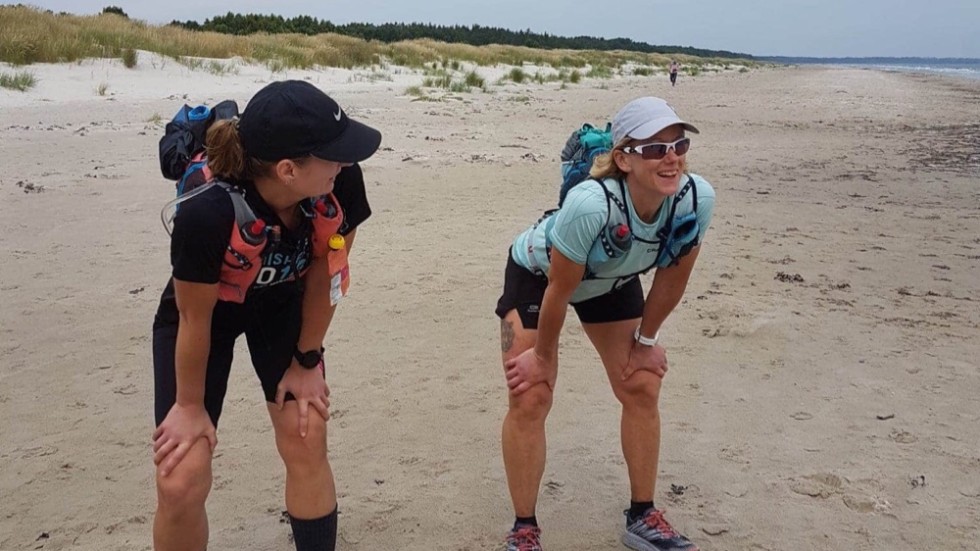 Ingela, till höger, upplevde att löpningen på den mjuka sanden i Österlen var det allra jobbigaste. Till vänster pustar Carolina Pansar ut. 