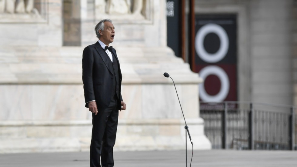 I påskas gjorde Andrea Bocelli ett hyllat, livesänt, framträdande utan publik i en katedral i Milano. Nu kritiserar han landets nationella nedstängning under våren. Arkivbild.