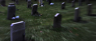 Rökning stoppades på mörk kyrkogård