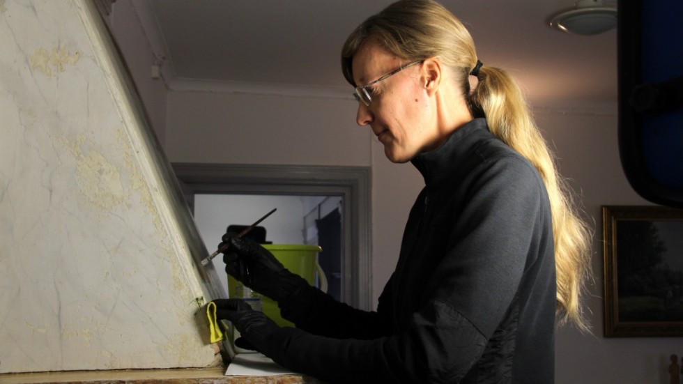 Just nu är konservatorn Eva Svenning på plats vid Rimforsavillan Björksund för att restaurera dekormålningar och en väggbård från år 1911.