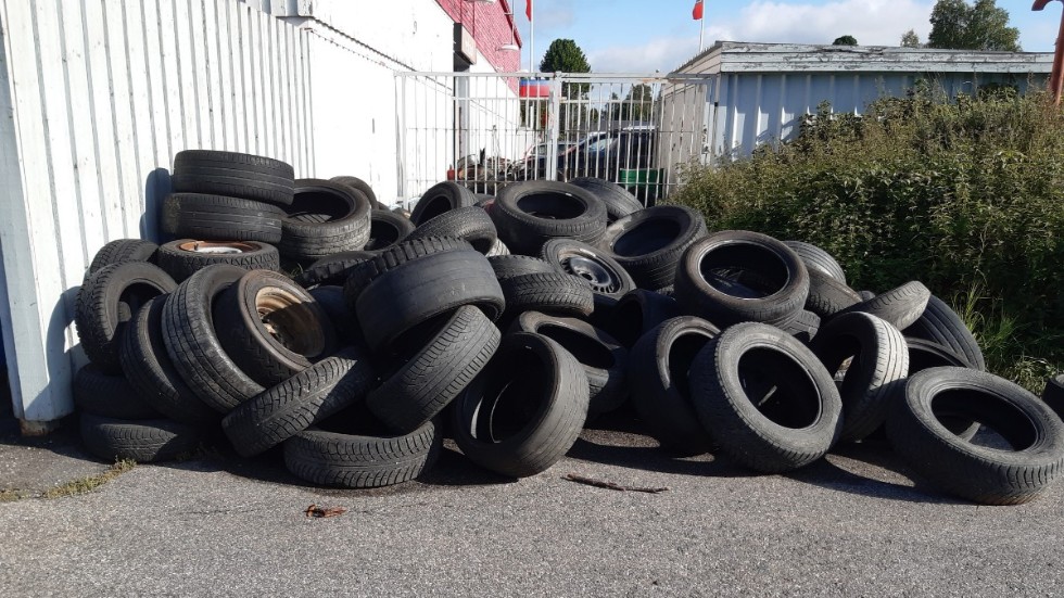 Så här såg det ut intill bensinstationen innan personalen till sist såg sig tvungen att ta hand om allting. 