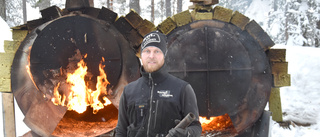 Johan i Nyliden tillverkar grillkol av björkved: "Vill ta tillvara på skogen"