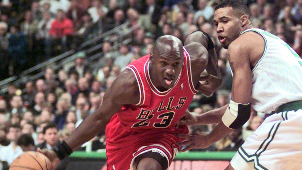 Michael Jordan i en NBA-match med Chicago 1997. Arkivbild.