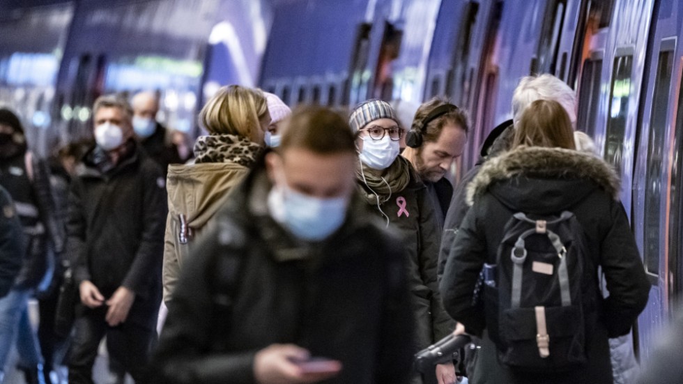 Region Västerbotten skärper restriktionerna och rekommenderar alla att alltid bära munskydd i kollektivtrafiken. Arkivbild.