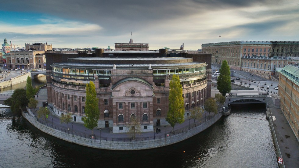 Grå moln över riksdagshuset i Stockholm. Med konstruktiv mittenpolitik kan det ljusna.